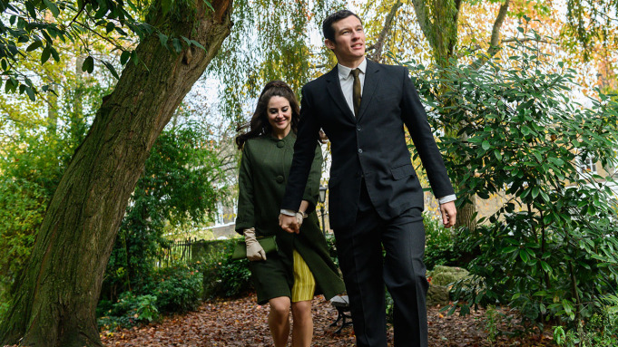 THE LAST LETTER FROM YOUR LOVER (2021) Shailene Woodley as Jennifer Stirling and Callum Turner as Anthony OíHare. Cr: Parisa Taghizadeh/NETFLIX