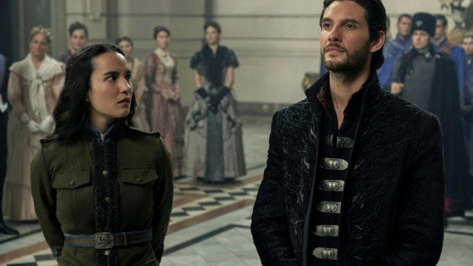SHADOW AND BONE (L to R) JESSIE MEI LI as ALINA STARKOV and BEN BARNES as THE DARKLING / GENERAL KIRIGAN in SHADOW AND BONE Cr. DAVID APPLEBY/NETFLIX © 2021