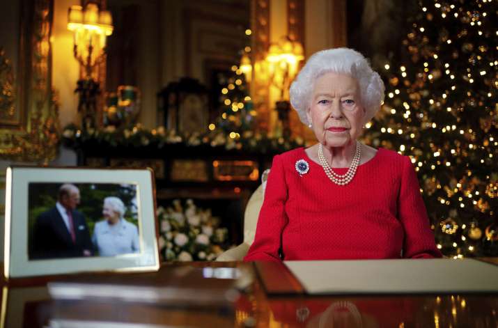 queen-elizabeth-christmas-1640517929