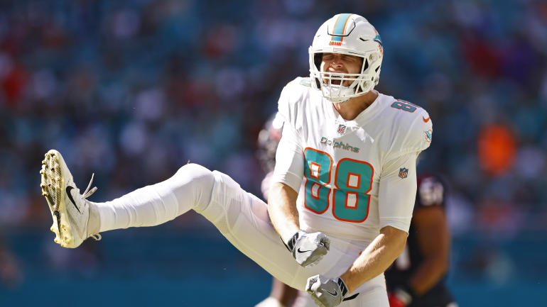MIAMI GARDENS, FLORIDA - NOVEMBER 07: Mike Gesicki #88 of the Miami Dolphins celebrates a first quarter reception against the Houston Texans at Hard Rock Stadium on November 07, 2021 in Miami Gardens, Florida. (Photo by Michael Reaves/Getty Images)